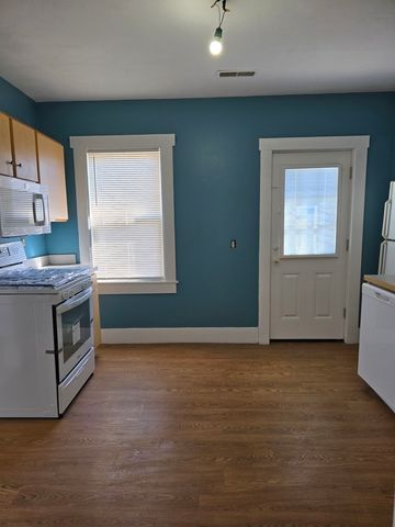 208 Pine St 208F, Lowell, MA 01851