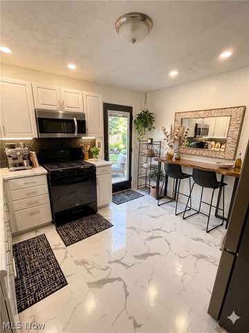 6711 Farnsworth Drive, Parma, OH 44129