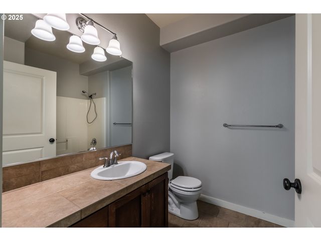 654 Ne GARSWOOD Ln, Hillsboro, OR 97006