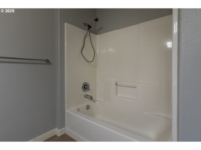 654 Ne GARSWOOD Ln, Hillsboro, OR 97006