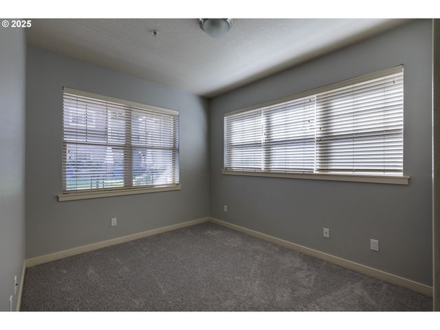 654 Ne GARSWOOD Ln, Hillsboro, OR 97006