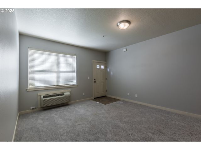 654 Ne GARSWOOD Ln, Hillsboro, OR 97006