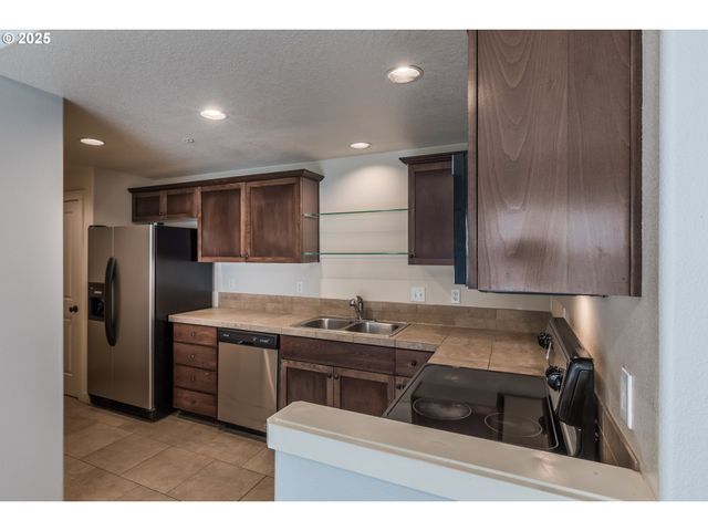 654 Ne GARSWOOD Ln, Hillsboro, OR 97006