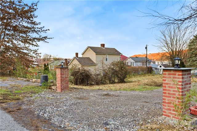 300 Locust Ave, Clairton, PA 15025