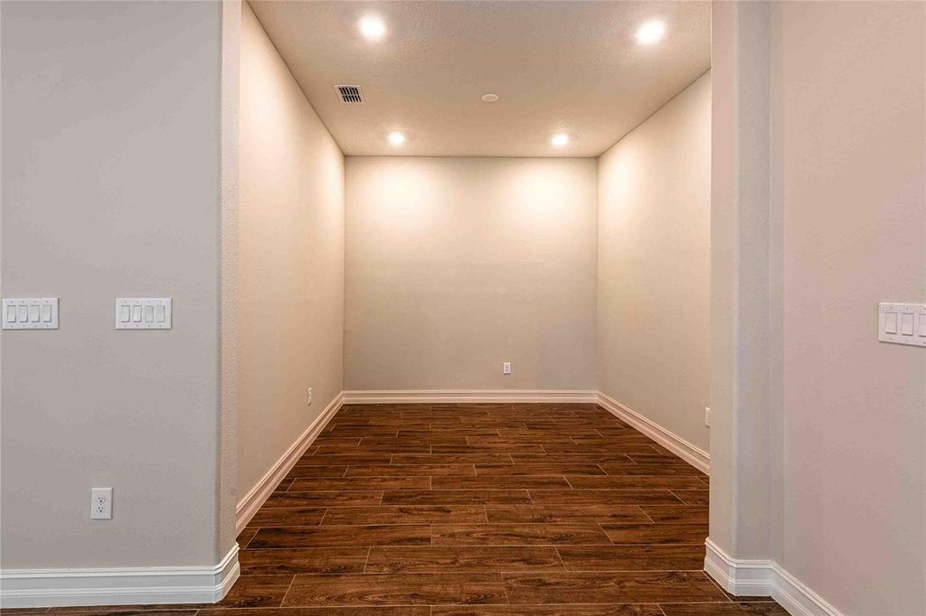 Image 8 of property listing at 4655 ALMADA LANE, Wesley Chapel, FL 33543