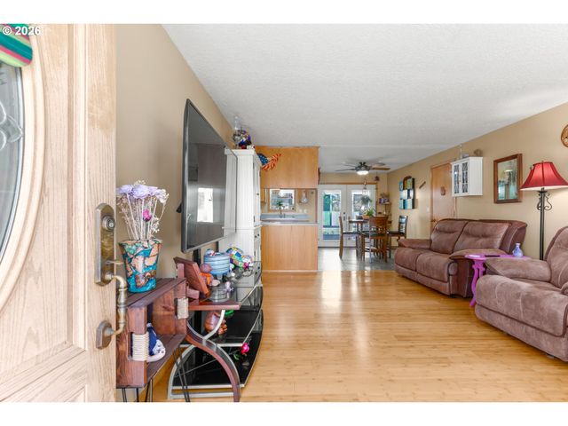 2247 OREGON Ct, Woodburn, OR 97071