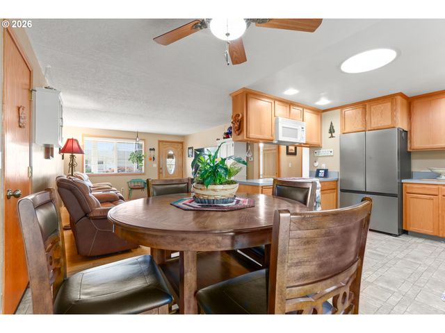 2247 OREGON Ct, Woodburn, OR 97071