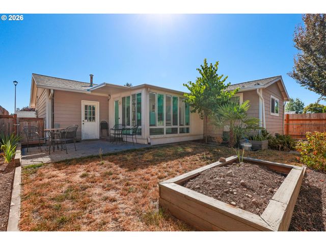 2247 OREGON Ct, Woodburn, OR 97071