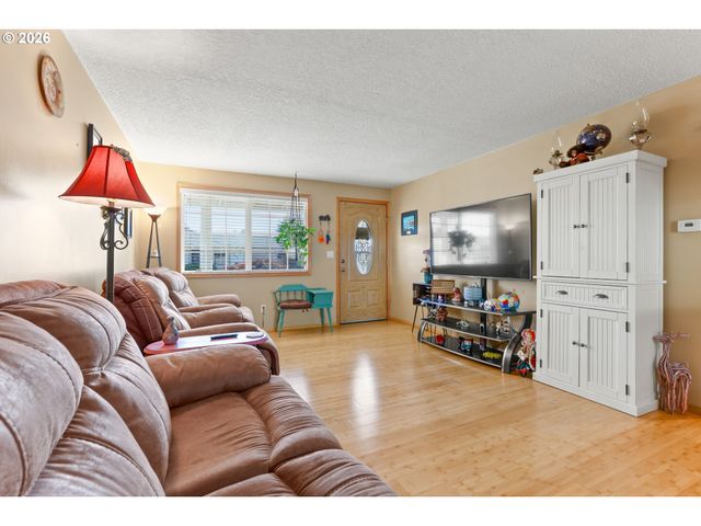 2247 OREGON Ct, Woodburn, OR 97071
