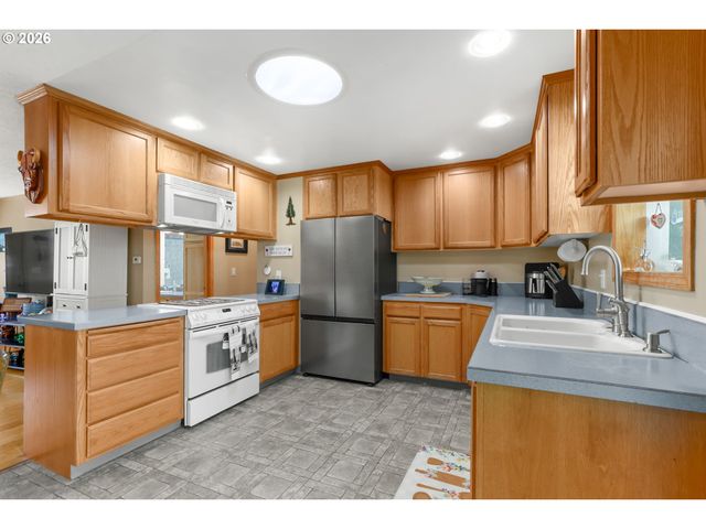 2247 OREGON Ct, Woodburn, OR 97071
