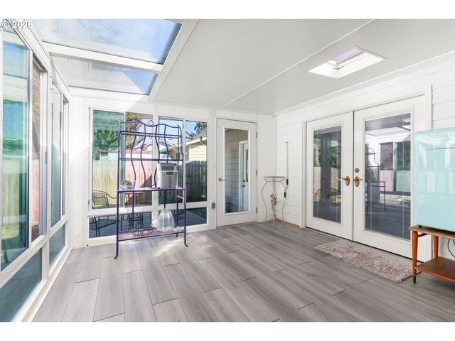 2247 OREGON Ct, Woodburn, OR 97071