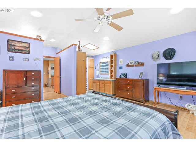 2247 OREGON Ct, Woodburn, OR 97071