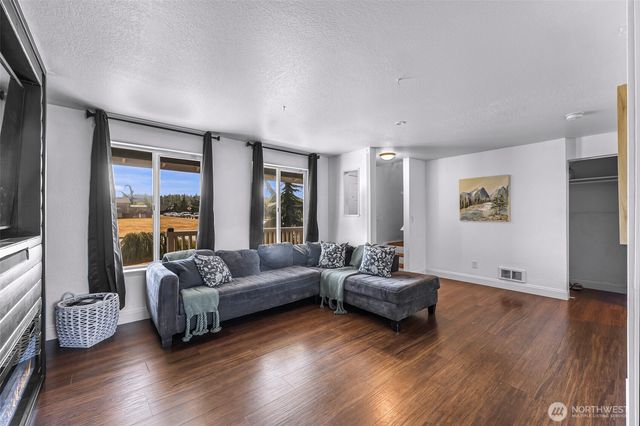 1015 S 25th Street, Mount Vernon, WA 98274