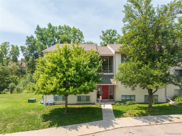 1693 Riverside Drive 3, Rochester Hills, MI 48309