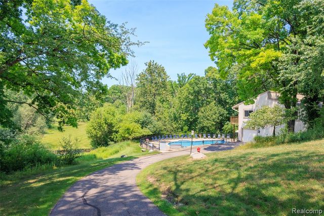 1693 Riverside Drive 3, Rochester Hills, MI 48309