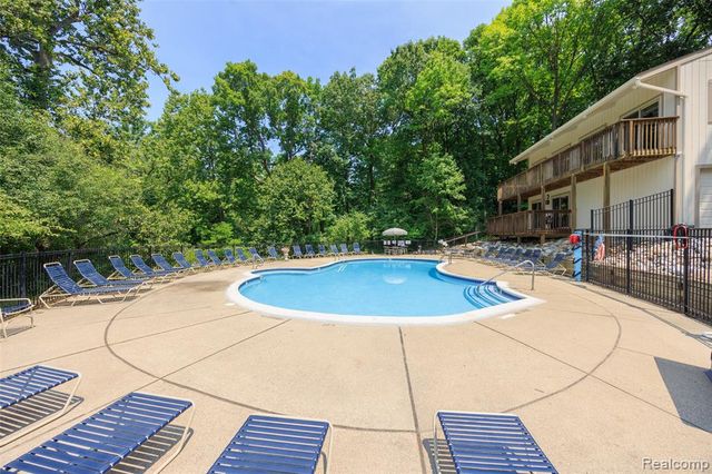 1693 Riverside Drive 3, Rochester Hills, MI 48309