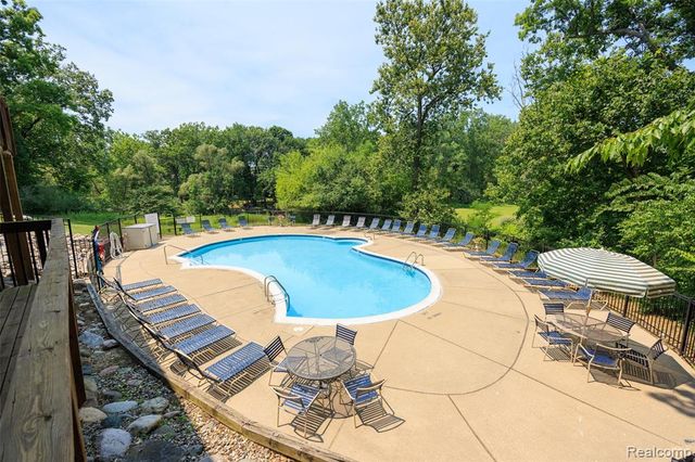1693 Riverside Drive 3, Rochester Hills, MI 48309