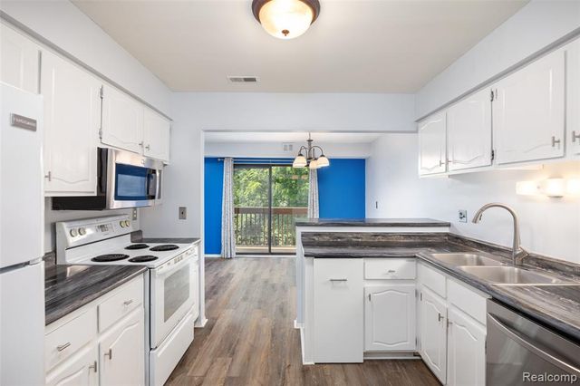 1693 Riverside Drive 3, Rochester Hills, MI 48309