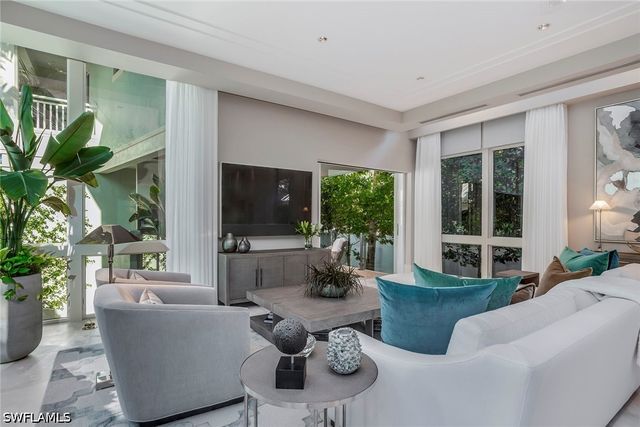32 6th ST S, Naples, FL 34102