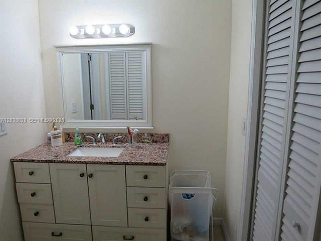 205 LAKEVIEW DR 202, Weston, FL 33326