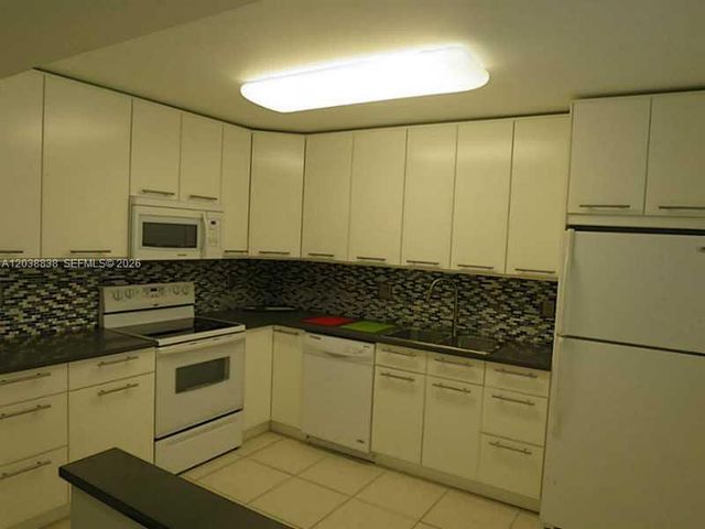 205 LAKEVIEW DR 202, Weston, FL 33326