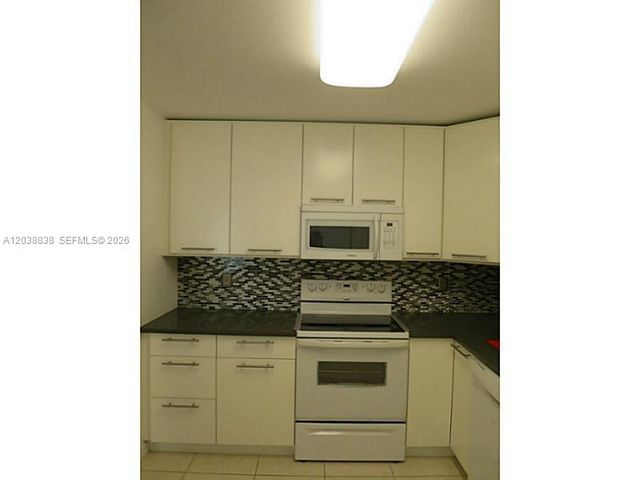 205 LAKEVIEW DR 202, Weston, FL 33326