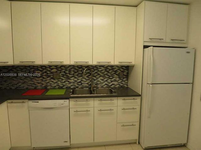 205 LAKEVIEW DR 202, Weston, FL 33326