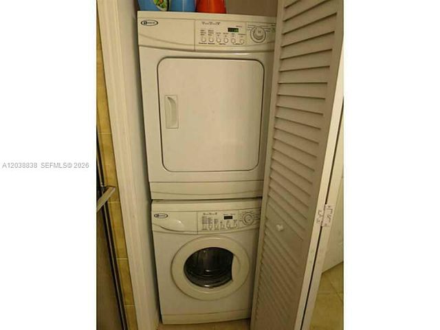 205 LAKEVIEW DR 202, Weston, FL 33326