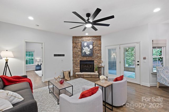 21 Hope Road, Weaverville, NC 28787