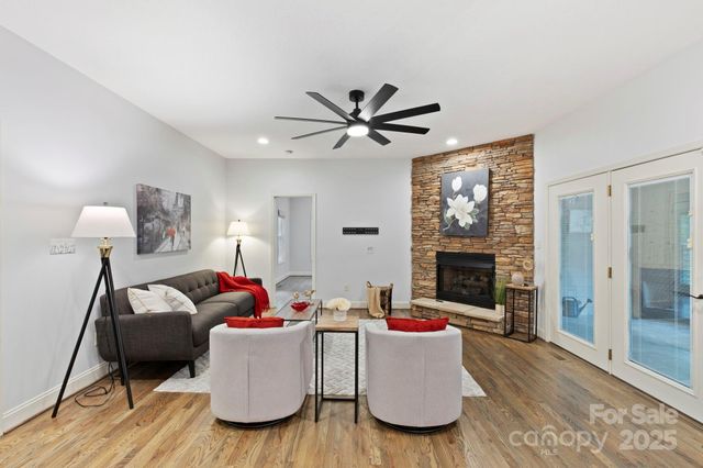 21 Hope Road, Weaverville, NC 28787