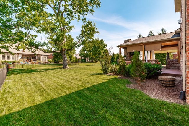 1077 Avery Trace Cir, Hendersonville, TN 37075
