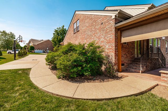 1077 Avery Trace Cir, Hendersonville, TN 37075