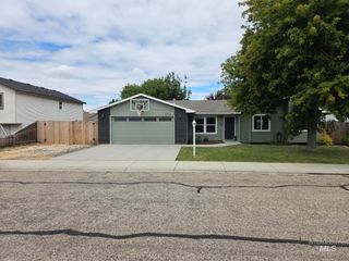 2860 W Santa Clara Dr, Meridian, ID 83642