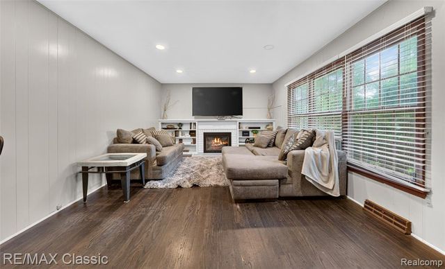 6638 Woodbank Drive, Bloomfield Hills, MI 48301