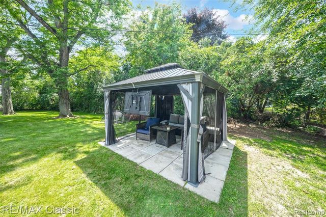 6638 Woodbank Drive, Bloomfield Hills, MI 48301
