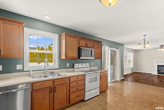 1941 COLT Drive, Washington, IL 61571