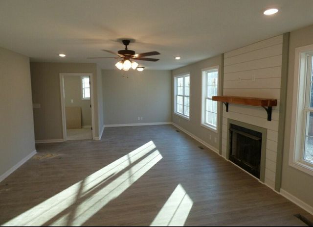 2360 Colston Dr, Clarksville, TN 37042