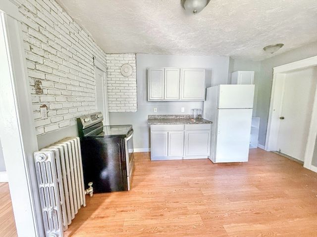 15 Circuit Ave E, Worcester, MA 01603