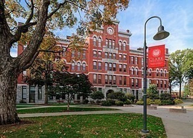 15 Circuit Ave E, Worcester, MA 01603