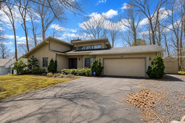 60 Redwood Circle, Mashpee, MA 02649
