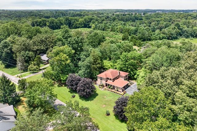 1738 Heathrow Dr, Cookeville, TN 38506
