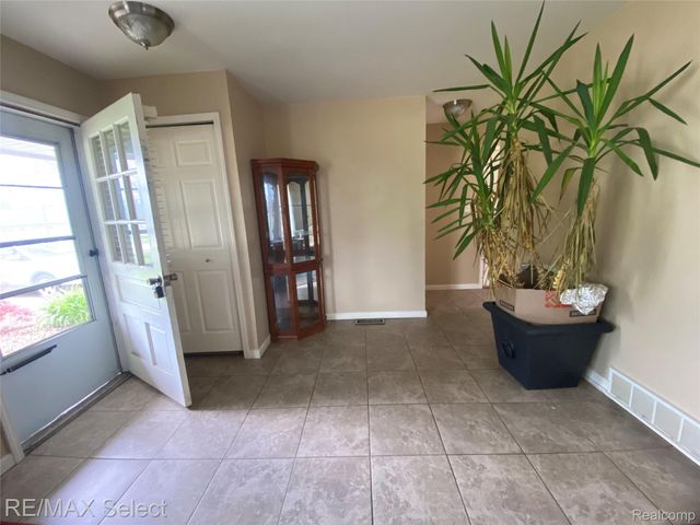 607 W Girard Avenue, Madison Heights, MI 48071