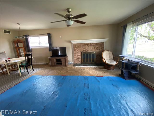 607 W Girard Avenue, Madison Heights, MI 48071