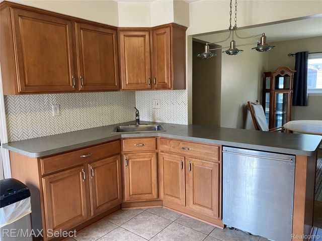 607 W Girard Avenue, Madison Heights, MI 48071