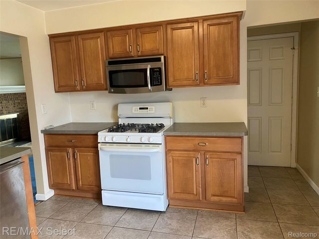 607 W Girard Avenue, Madison Heights, MI 48071