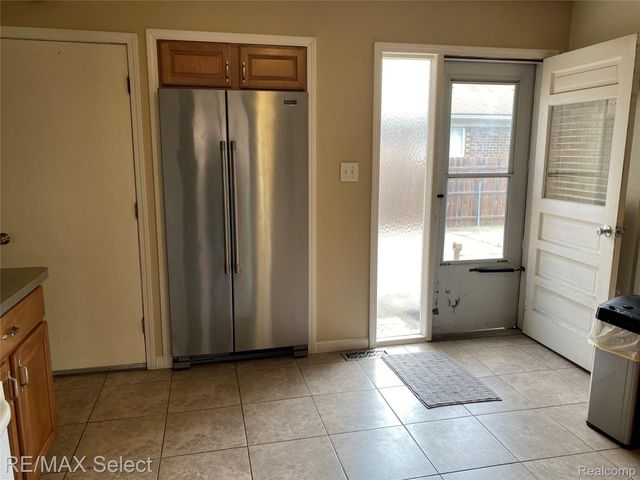 607 W Girard Avenue, Madison Heights, MI 48071
