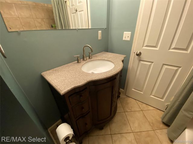 607 W Girard Avenue, Madison Heights, MI 48071