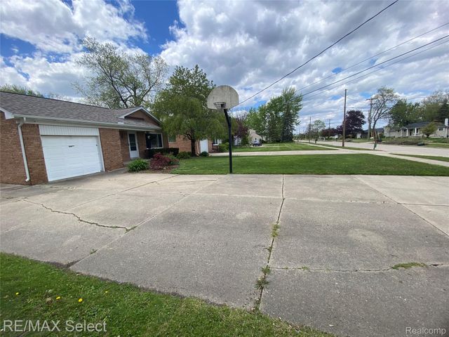 607 W Girard Avenue, Madison Heights, MI 48071