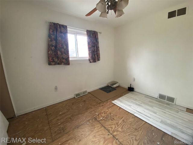 607 W Girard Avenue, Madison Heights, MI 48071