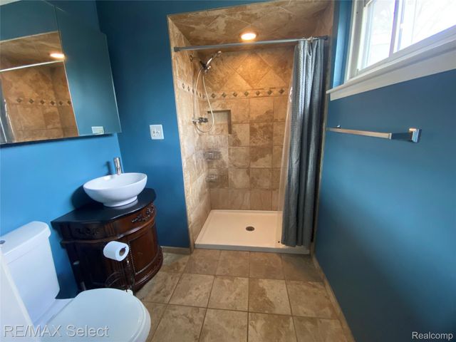 607 W Girard Avenue, Madison Heights, MI 48071